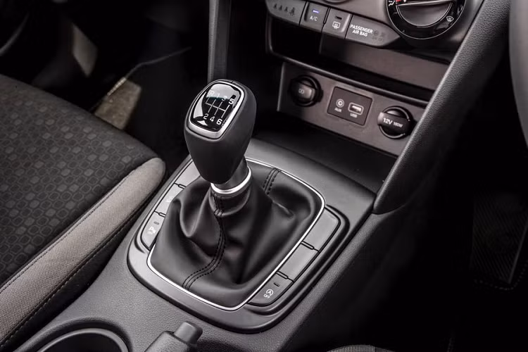 Đó là cỗ máy T-GDi 1.0 lít 3 xi-lanh sản sinh công suất 118 mã lực tại tua máy 6.000 vòng/phút và mô-men xoắn cực đại 172Nm tại 1.500 - 4.000 vòng/phút.