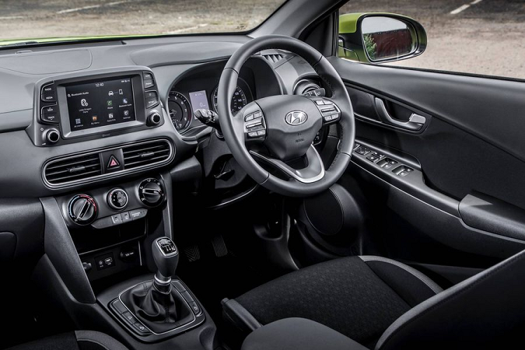 Các trang bị tiêu chuẩn nổi bật của Kona Play gồm có vành hợp kim 18 inch, kính riêng tư và sơn kim loại hoặc ngọc trai mà không mất thêm phí. Những tính năng này bổ sung vào bảng thông số kỹ thuật tiêu chuẩn vốn có của Kona SE.