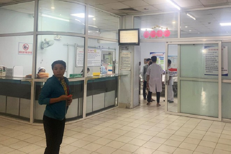 9 thanh nien manh dong xong vao benh vien Gia Dinh chem nguoi