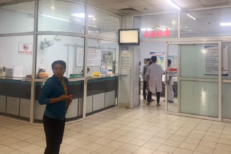 9 thanh nien manh dong xong vao benh vien Gia Dinh chem nguoi