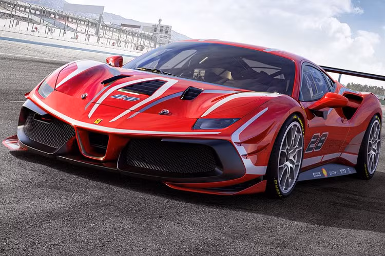 Những nét sửa đổi mặt trước khác bao gồm một bộ chia kích thước lớ với các van có khả năng chuyển góc và sự bổ sung của các vây bên sườn trước. Ở những vị trí khác, chiếc xe đua xuất hiện vài điểm tương đồng, giống như mẫu FXX-K với cánh gió sau hoàn toàn mới, cải thiện hiệu suất nén ở tốc độ cao. Về cơ bản, chiếc 488 Challenge Evo này đột phá với hiệu suất nén hơn hẳn 50% so với chiếc 488 Challenge hiện tại.