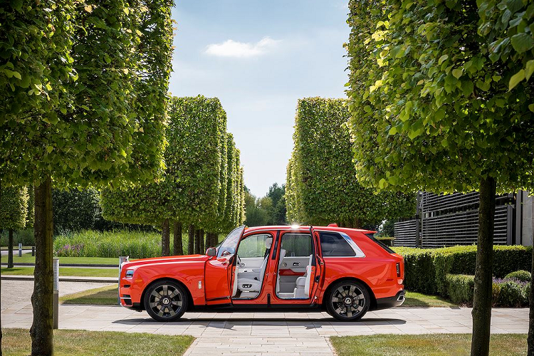 "Michael Fux là một người bảo trợ thực sự cho nghệ thuật cá nhân hoá Rolls-Royce Bespoke của chúng tôi. Ông ấy đã liên tục mang đến cho chúng tôi những thử thách màu sắc, từ hoàn thiện bên ngoài đến việc phối màu hoàn hảo cho nhiều loại chất liệu trong những tạo phẩm theo ý tưởng của mình. 