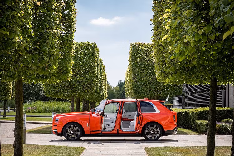 "Michael Fux là một người bảo trợ thực sự cho nghệ thuật cá nhân hoá Rolls-Royce Bespoke của chúng tôi. Ông ấy đã liên tục mang đến cho chúng tôi những thử thách màu sắc, từ hoàn thiện bên ngoài đến việc phối màu hoàn hảo cho nhiều loại chất liệu trong những tạo phẩm theo ý tưởng của mình. 