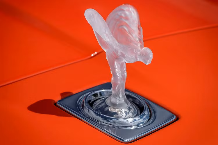 Làm việc với nhóm phát triển thiết kế và màu sắc của bộ phận Rolls-Royce Bespoke tại Goodwood, Fux đã thách thức các nhà thiết kế kết hợp màu sắc bên ngoài với một chiếc khăn choàng nữ màu cam bắt mắt. 