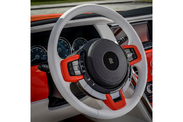 Ngoài ngoại thất màu Rolls-Royce Cullinan Fux Orange độc nhất vô nhị, bộ phận Bespoke cũng không bỏ qua nội thất của chiếc Rolls-Royce mới được ông Fux đặt hàng. Da màu trắng Arctic White được bọc lên gần như mọi chi tiết bên trong cabin; từng miếng da được khâu lại với nhau và logo RR trên tựa đầu đều bằng chỉ màu cam. Ngay cả thảm trải sàn, ốp gương cùng các chi tiết ốp trang trí trong xe cũng có màu Fux Orange tương phản với trắng Arctic White. 