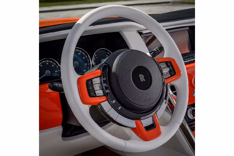 Ngoài ngoại thất màu Rolls-Royce Cullinan Fux Orange độc nhất vô nhị, bộ phận Bespoke cũng không bỏ qua nội thất của chiếc Rolls-Royce mới được ông Fux đặt hàng. Da màu trắng Arctic White được bọc lên gần như mọi chi tiết bên trong cabin; từng miếng da được khâu lại với nhau và logo RR trên tựa đầu đều bằng chỉ màu cam. Ngay cả thảm trải sàn, ốp gương cùng các chi tiết ốp trang trí trong xe cũng có màu Fux Orange tương phản với trắng Arctic White. 