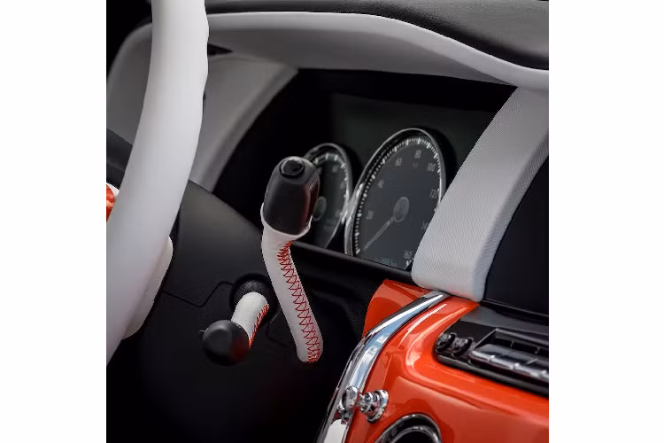 Ngoài 2 chiếc được mua thẳng không qua cá nhân hoá, 10 chiếc Rolls-Royce còn lại trong bộ sưu tập của ông Fux đều do bộ phận cá nhân hoá Bespoke trang trí lại. Chúng đều có những màu sắc đặc biệt làm theo ý của Fux và độc quyền - bất kỳ ai muốn tái sử dụng những màu này đều phải được ông cấp phép. 