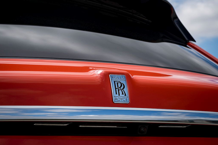 Trong hơn một thập kỷ, đội ngũ nhân viên của tôi chưa bao giờ thất bại trong việc chiều lòng Fux. Ông đã tạo ra một bộ sưu tập xe Rolls-Royce tô điểm cho Pebble Beach và các lễ hội xe quý tộc vòng quanh Thế giới trong Thế kỷ tới" - ông Torsten Müller-Ötvös - Giám đốc điều hành Rolls-Royce Motor Cars chia sẻ. 