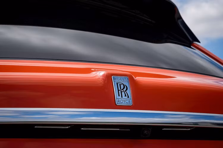 Trong hơn một thập kỷ, đội ngũ nhân viên của tôi chưa bao giờ thất bại trong việc chiều lòng Fux. Ông đã tạo ra một bộ sưu tập xe Rolls-Royce tô điểm cho Pebble Beach và các lễ hội xe quý tộc vòng quanh Thế giới trong Thế kỷ tới" - ông Torsten Müller-Ötvös - Giám đốc điều hành Rolls-Royce Motor Cars chia sẻ. 