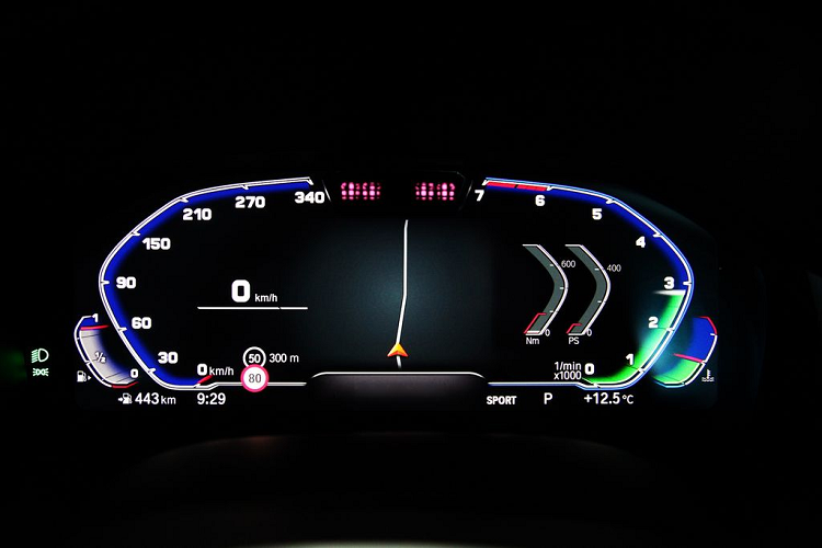 Và nếu khách hàng “chịu chơi”, hãng độ Thụy Sĩ luôn sẵn sàng và sẵn đồ để tân trang ngoại hình cho mẫu xe hơi nước Đức này. Danh mục nâng cấp gồm có một bộ cản trước, cụm lò xo hạ thấp, hệ thống ống xả làm từ thép không gỉ cùng bộ giảm thanh, mâm xe CDC1 Counter kích thước 21-inch và bộ lốp Michelin.