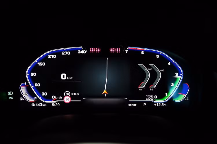 Và nếu khách hàng “chịu chơi”, hãng độ Thụy Sĩ luôn sẵn sàng và sẵn đồ để tân trang ngoại hình cho mẫu xe hơi nước Đức này. Danh mục nâng cấp gồm có một bộ cản trước, cụm lò xo hạ thấp, hệ thống ống xả làm từ thép không gỉ cùng bộ giảm thanh, mâm xe CDC1 Counter kích thước 21-inch và bộ lốp Michelin.