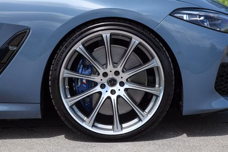 Mặt khác, phiên bản máy dầu BMW M850i của Dahler giờ đây cũng có mức sức mạnh 375 mã và mô men xoắn cực đại 800 Nm, tăng thêm lần lượt 59 mã lực và 120 Nm.