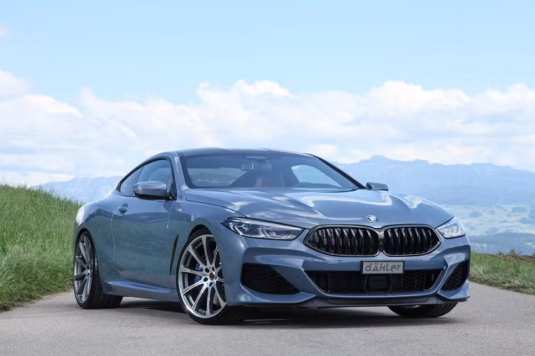 Thông số này đã thực sự đánh bại người anh em BMW M8 Competition mới (với 616 mã lực và 750 Nm mô men xoắn), đem lại cho M850i khả năng tăng tốc từ 0 lên 100 km/h chỉ trong 3.2 giây, nhanh gấp đôi mẫu xe nguyên bản.