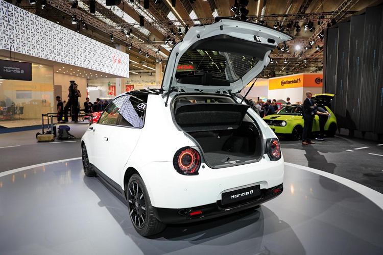 Tuy nhiên yếu tố gây bất ngờ ở động cơ này được đặt ở trong một "xác xe" nhỏ với các kích thước Dài x Rộng x Cao chỉ: 3.895 x 1.750 x 1.495mm. Hệ thống truyền lực điện 35.5 kWh cho khả năng di chuyển quãng đường lên đến 220km cho mỗi lần sạc đầy.