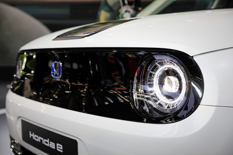 Ngoài ra, hãng xe Nhật Bản cũng công bố giá bán Honda e mới với gói tuỳ chọn nâng cấp "Advance" lần lượt là: 32.470 Euro tại Đức và 28.660 Bảng Anh tại thị trường "Quốc đảo sương mù".