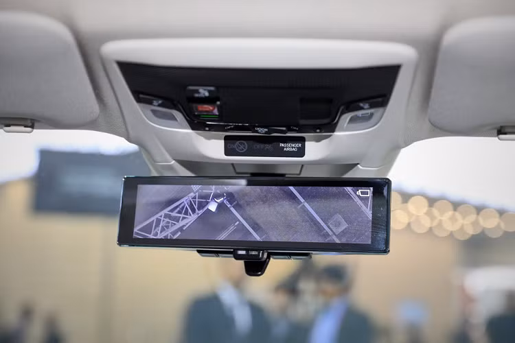 Honda e cũng được tích hợp khả năng sạc nhanh khi đạt mức 80% dung lượng chỉ trong vòng 30 phút. Các công nghệ như gương chiếu hậu kỹ thuật số sẽ là trang bị tiêu chuẩn, trong khi đó Honda cung cấp các tính năng: gương trung tâm kỹ thuật số, hệ thống âm thanh cao cấp và hệ thống hỗ trợ đỗ xe Parking Pilot như là một trang bị tuỳ chọn cho khách hàng.