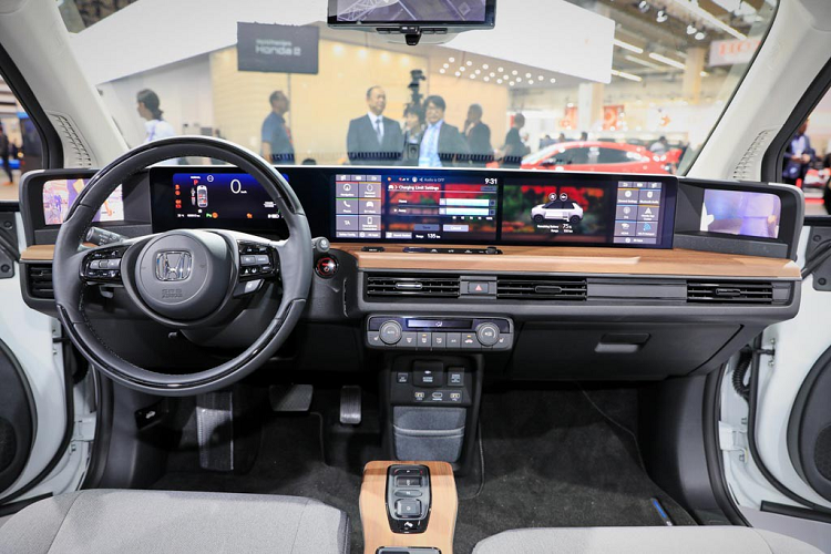 Người ngồi sau vô lăng Honda e có thể chỉ cần sử dụng duy nhất bàn đạp này để lái xe mà không cần tới phanh. Được Honda gọi là Single Pedal Control, chiếc xe sẽ tự động giảm tốc ngay khi người lái nhả chân ga - lúc này động cơ điện sẽ đóng vai trò là máy phát vận hành bằng động năng cung cấp điện tích vào pin. Giống nhiều chiếc xe điện khác, vai trò của chân phanh chỉ là giảm tốc khẩn cấp và dừng hẳn xe lại để đỗ.