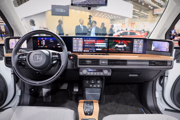 Người ngồi sau vô lăng Honda e có thể chỉ cần sử dụng duy nhất bàn đạp này để lái xe mà không cần tới phanh. Được Honda gọi là Single Pedal Control, chiếc xe sẽ tự động giảm tốc ngay khi người lái nhả chân ga - lúc này động cơ điện sẽ đóng vai trò là máy phát vận hành bằng động năng cung cấp điện tích vào pin. Giống nhiều chiếc xe điện khác, vai trò của chân phanh chỉ là giảm tốc khẩn cấp và dừng hẳn xe lại để đỗ.