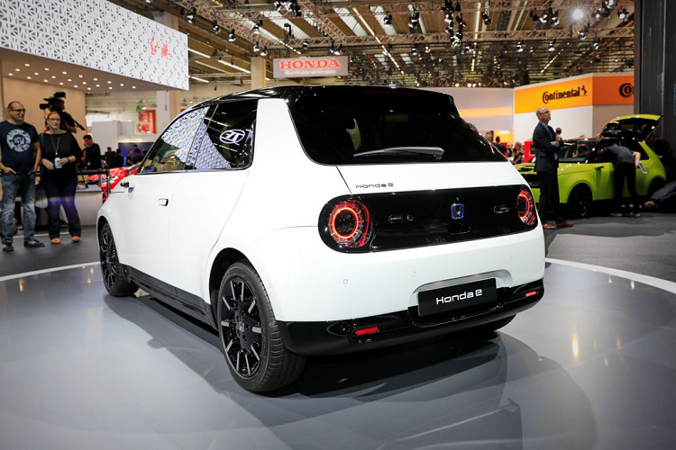 Như đã biết, Honda e sẽ được trang bị động cơ điện đặt ở phía sau, kết hợp cùng với pin được đặt bên dưới sàn xe để đạt trọng tâm thấp, động cơ điện kể trên sản sinh công suất 134 mã lực (bản tiêu chuẩn) và lên đến 152 mã lực khi khách hàng chọn gói trang bị nâng cấp.