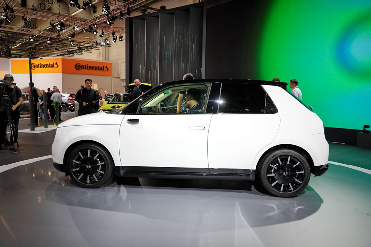 Xe ôtô điện Honda e hoàn toàn mới mang nhiều sức hấp dẫn với ngôn ngữ thiết kế pha trộn giữa truyền thống và hiện đại. Chủ nghĩa tối giản được các nhà thiết kế Honda sử dụng mang đến diện mạo đặc biệt cho xe.