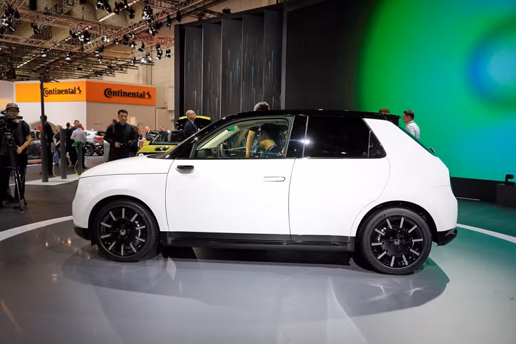 Xe ôtô điện Honda e hoàn toàn mới mang nhiều sức hấp dẫn với ngôn ngữ thiết kế pha trộn giữa truyền thống và hiện đại. Chủ nghĩa tối giản được các nhà thiết kế Honda sử dụng mang đến diện mạo đặc biệt cho xe.