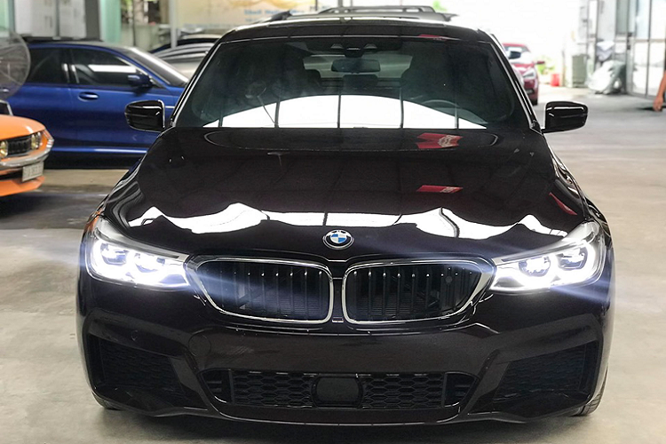 Động cơ này được chia sẻ với hai mẫu 540i và 740i. Sức mạnh được truyền xuống cầu sau (RWD) tiêu chuẩn hoặc dẫn động bốn bánh XDrive (tuỳ chọn) thông qua hộp số tự động 8 cấp Streptronic.