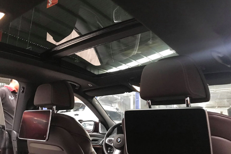 Nhìn chung, mức giá này cao hơn so với ‘’đập hộp’’ một BMW 740i chính hãng đang có giá niêm yết 5,359 tỷ đồng.