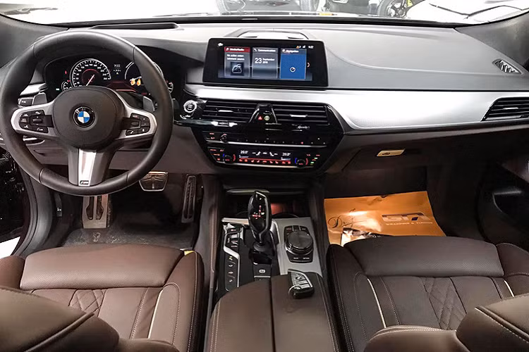 6-Series Gran Turismo sử dụng cửa dạng không xương thể thao. Nội thất xe với bảng táp-lô điều khiển trung thâm mang thiết kế có nhiều nét tương đồng với 5-Series (G30).