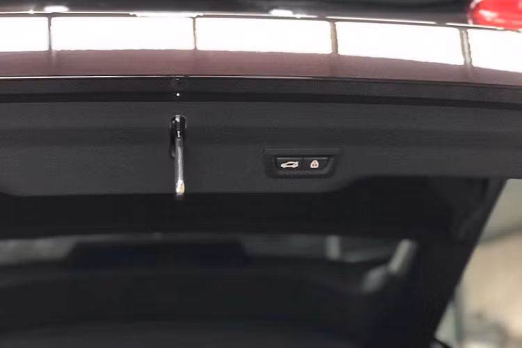 Trang bị hệ thống giải trí iDrive mới nhất với màn hình cảm ứng 10,25 inch, điều khiển bằng cử chỉ Gesture Control hoặc điều khiển bằng giọng nói Voice Control, dàn âm thanh hàng hiệu Bowers &amp; Wilkins,… Vô lăng, bệ cửa, cần số M Sport thể thao.