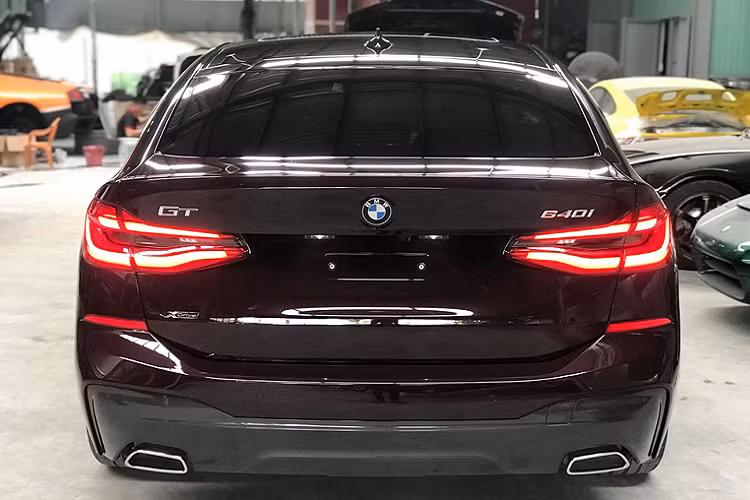 Giá xe BMW 640i Gran Turismo 2018 này đang được rao bán khoảng 6 tỷ đồng tại TP HCM, đây được xem là hàng độc dành cho những ai thực sự đam mê dòng 6 Series Gran Turismo.