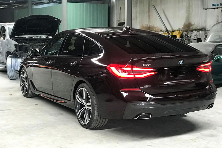 So với BMW 5-Series GT, 6-Series GT mới được thiết kế lại mang phong cách quyết rũ và cân đối hơn. Trong đó, nóc xe đổ dần dần về phía sau một cách mềm mại theo phong cách ‘’Fastback’’.