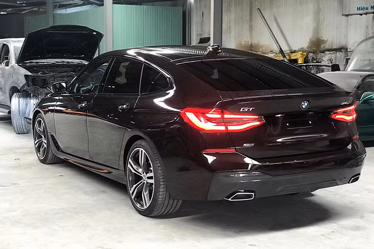 So với BMW 5-Series GT, 6-Series GT mới được thiết kế lại mang phong cách quyết rũ và cân đối hơn. Trong đó, nóc xe đổ dần dần về phía sau một cách mềm mại theo phong cách ‘’Fastback’’.