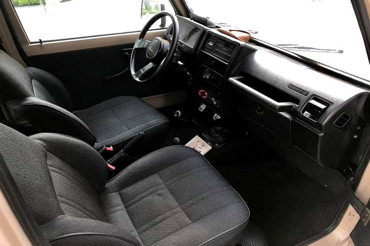 Một phần làm nên mức giá cao cho cheiesc xe này là nó còn liền lạc và nguyên bản, mới hơn nhiều mẫu xe cùng đời khác hiện rao bán với mức giá dưới 200 triệu đồng. Chiếc SUV 2 cửa này có vẻ ngoài cổ điển như cách đây 26 năm, chỉ có một vài chi tiết bên ngoài đã thay đổi như đèn pha độ thêm và cản trước gắn thêm bóng LED.