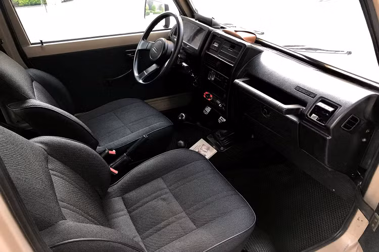 Một phần làm nên mức giá cao cho cheiesc xe này là nó còn liền lạc và nguyên bản, mới hơn nhiều mẫu xe cùng đời khác hiện rao bán với mức giá dưới 200 triệu đồng. Chiếc SUV 2 cửa này có vẻ ngoài cổ điển như cách đây 26 năm, chỉ có một vài chi tiết bên ngoài đã thay đổi như đèn pha độ thêm và cản trước gắn thêm bóng LED.