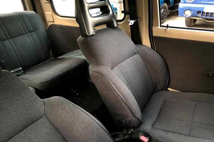 Dù có kích thước nhỏ và chiều dài ngắn, trần xe Samura đời 1993 được Suzuki cố tình thiết kế cao hơn để mang lại không gian thoải mái cho người ngồi bên trong, thậm chí xe có thêm các cửa số trên cao nhằm mang lại cảm giác thoáng đãng hơn cho hành khách ngồi bên trong xe.