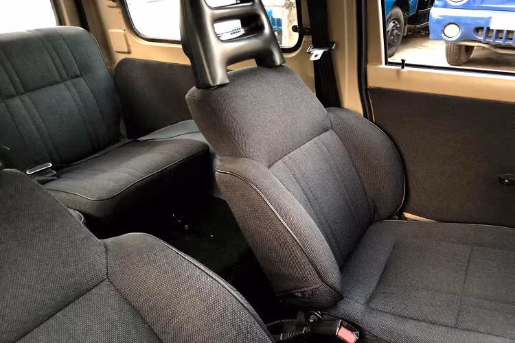 Dù có kích thước nhỏ và chiều dài ngắn, trần xe Samura đời 1993 được Suzuki cố tình thiết kế cao hơn để mang lại không gian thoải mái cho người ngồi bên trong, thậm chí xe có thêm các cửa số trên cao nhằm mang lại cảm giác thoáng đãng hơn cho hành khách ngồi bên trong xe.