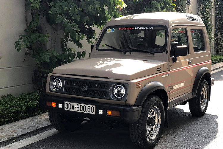 Mẫu xe Suzuki Samurai 1993 có thiết kế kiểu SUV 2 cửa rất hiếm và kiểu dáng cuốn hút theo thời gian. Đây là một trong những mẫu xe của thương hiệu Suzuki được giới chơi xe sưu tầm vì sở hữu đúng tinh thần và mang văn hóa đậm chất Nhật Bản, dù cho tại Việt Nam hãng xe này vẫn chưa được phổ biến nhiều.