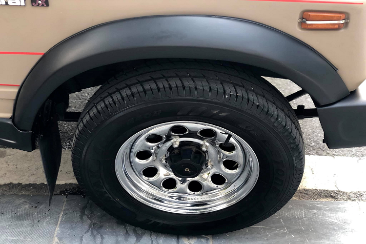 Ấn tượng nhất là nội thất bên trong vẫn còn nguyên bản từng chi tiết như bộ ghế bọc vải từ lúc mới xuất xưởng, cửa kính lên xuống bằng tay, vô lăng nhựa nguyên bản. Chỉ có duy nhất chi tiết độ thêm là đầu đọc CD/MP3 để phục vụ nhu cầu nghe nhạc của chủ xe.