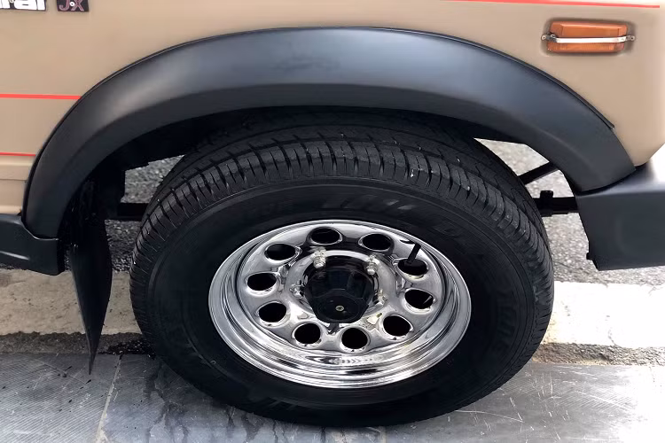 Ấn tượng nhất là nội thất bên trong vẫn còn nguyên bản từng chi tiết như bộ ghế bọc vải từ lúc mới xuất xưởng, cửa kính lên xuống bằng tay, vô lăng nhựa nguyên bản. Chỉ có duy nhất chi tiết độ thêm là đầu đọc CD/MP3 để phục vụ nhu cầu nghe nhạc của chủ xe.