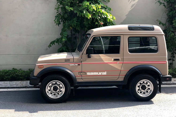 Một chiếc xe đồng nát Suzuki Samurai đời 1993 đang được chủ nhân rao bán tại Hà Nội sau 26 năm sử dụng vẫn có giá “thách cưới” 300 triệu đồng. Đây chưa phải là mức giá rẻ với một chiếc xe có ngần ấy năm tuổi, tuy nhiên giá trị của nó nằm ở tinh thần cũng như độ “hiếm” của nó tại thị trường xe Việt. Suzuki Samurai chính là tiền thân của chiếc Jimny đời mới ngày nay, nó mang hơi hướng của chiếc Vitara nhưng nhỏ gọn và chỉ có 2 cửa, mặc dù vẫn có 4 chỗ ngồi.