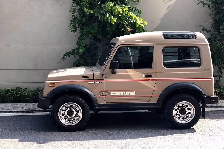 Một chiếc xe đồng nát Suzuki Samurai đời 1993 đang được chủ nhân rao bán tại Hà Nội sau 26 năm sử dụng vẫn có giá “thách cưới” 300 triệu đồng. Đây chưa phải là mức giá rẻ với một chiếc xe có ngần ấy năm tuổi, tuy nhiên giá trị của nó nằm ở tinh thần cũng như độ “hiếm” của nó tại thị trường xe Việt. Suzuki Samurai chính là tiền thân của chiếc Jimny đời mới ngày nay, nó mang hơi hướng của chiếc Vitara nhưng nhỏ gọn và chỉ có 2 cửa, mặc dù vẫn có 4 chỗ ngồi.