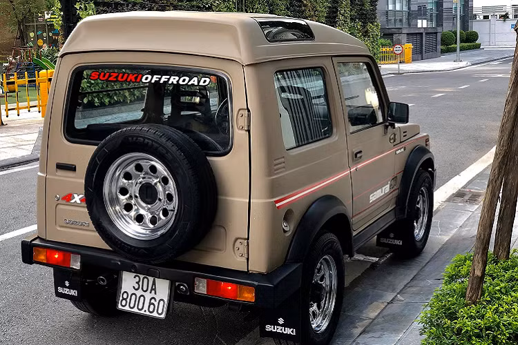 Chiếc SUV này cũng được trang bị hệ dẫn động 2 cầu khiến xe được giới chơi off-road ưa thích. Gầm cao, trục cơ sở ngắn giúp Samurai có thể di chuyển trên nhiều loại địa hình phức tạp. Giá xe Suzuki Samura đời 1993 này được chào bán 300 triệu là quá cao với đại đa số khách hàng thông thường nhưng cực kỳ giá trị đối với giới sưu tầm xe cổ Nhật Bản.