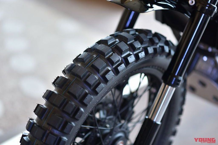 Cùng với ghi-đông cao và đèn pha LED nhỏ phía trước, thậm chí chiếc XSR155 Scrambler còn tiến gần với kiểu dáng của một chiếc "cào cào" enduro chuyên nghiệp.