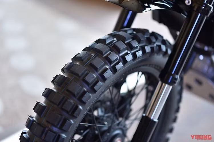 Cùng với ghi-đông cao và đèn pha LED nhỏ phía trước, thậm chí chiếc XSR155 Scrambler còn tiến gần với kiểu dáng của một chiếc "cào cào" enduro chuyên nghiệp.