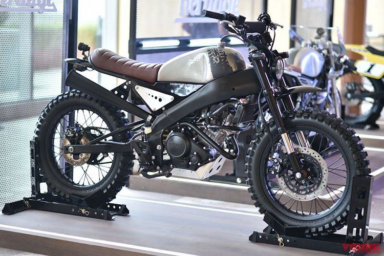 Mẫu xe Yamaha XSR155 Scrambler độ - So với phiên bản cafe racer, chiếc XSR155 Scrambler sở hữu vẻ ngoài trái ngược hoàn toàn khi có tông màu chính là đen mờ đầy vẻ "bụi bặm".
