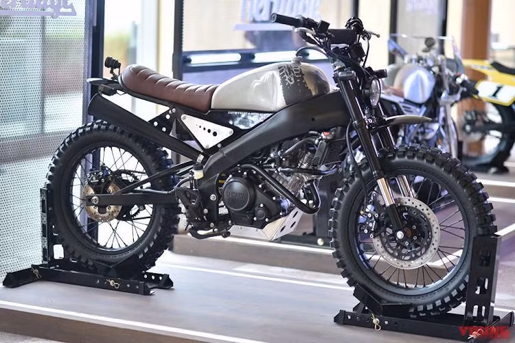 Mẫu xe Yamaha XSR155 Scrambler độ - So với phiên bản cafe racer, chiếc XSR155 Scrambler sở hữu vẻ ngoài trái ngược hoàn toàn khi có tông màu chính là đen mờ đầy vẻ "bụi bặm".