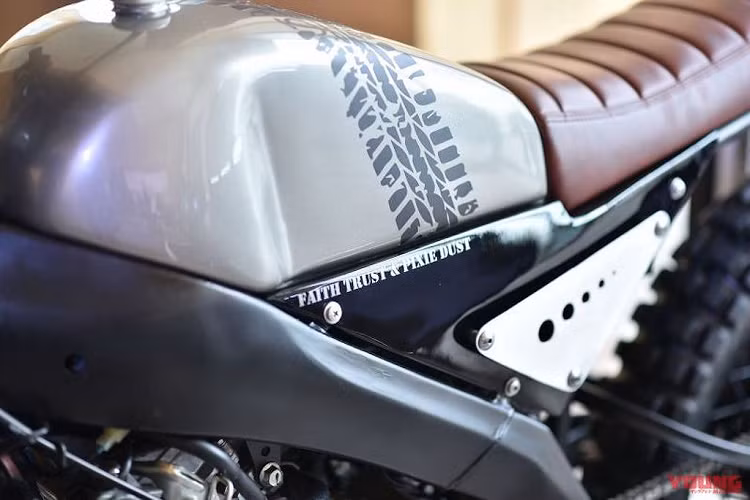 Tuy nhiên "dàn chân" của xe đã có sự thay đổi lớn với cặp vành tăm 19 inch kèm lốp gai và đặc biệt là gắp sau bằng thép được chế tạo thủ công.