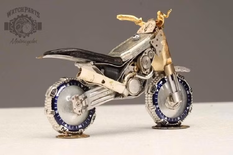 Một tác phẩm xe cào cào từ đồng hồ cũ theo xu hướng thời trang Steampunk - phong cách khoa học giả tưởng kết hợp với máy móc chạy bằng hơi nước của thế kỷ 19.