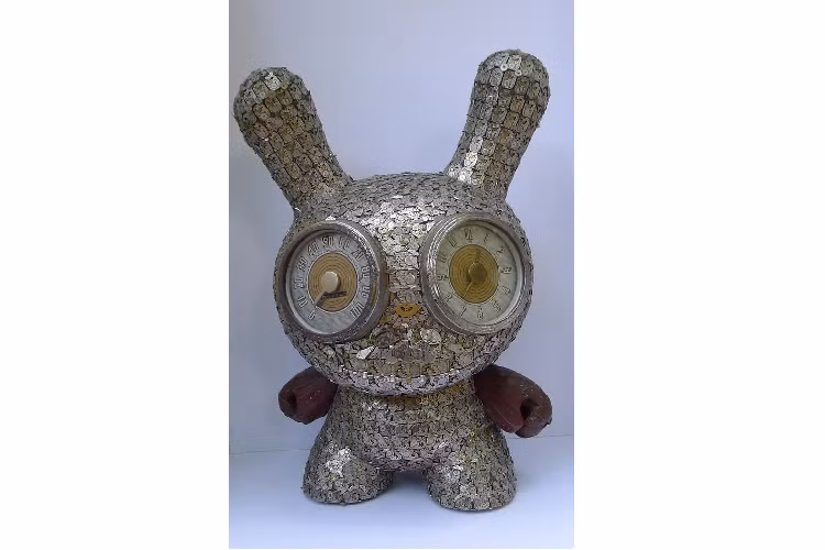 Chiếc đồng hồ tuyệt đẹp này sẽ là món đồ trang trí tuyệt vời trong phòng khách, bàn làm việc hoặc bất cứ không gian trang trọng nào trong căn nhà.