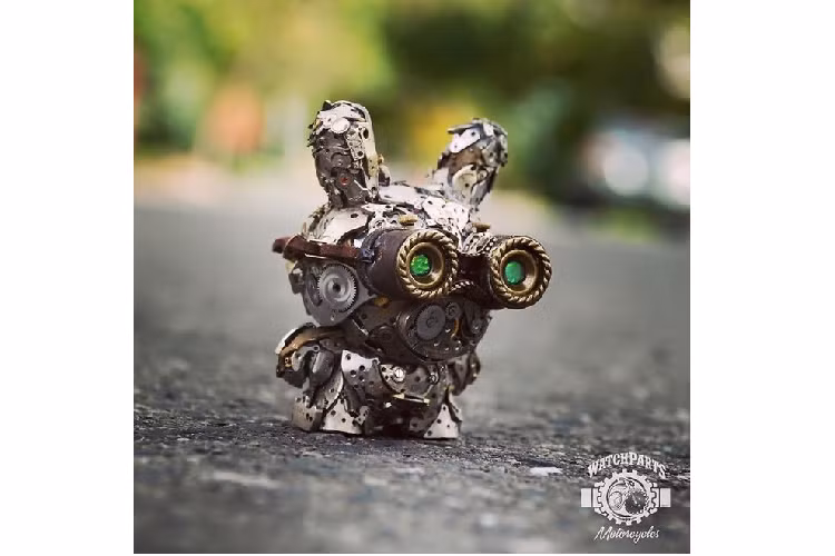 Vậy là mỗi ngày sau giờ làm, Dan đến xưởng của mình và tự mày mò với nhiều bộ phận khác nhau của những chiếc đồng hồ cũ. Ông lại chế ra những tác phẩm ôtô và xe máy đồng hồ cũ, mang đấy cá tính.